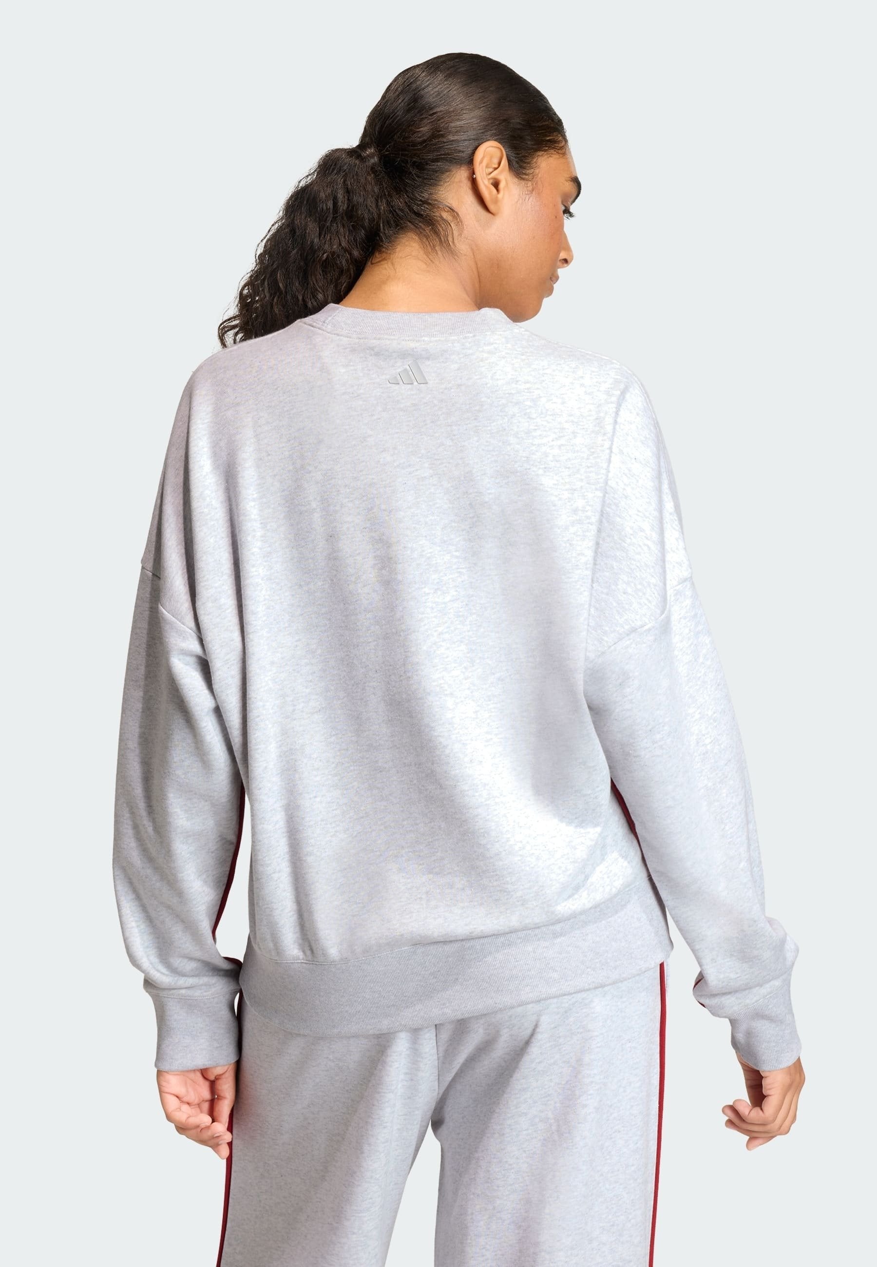 adidas Sportswear SEASONAL ESSENTIALS COLORPOP WITH EMBROIDERED GRAPHIC
