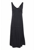 Schwarzes, ärmelloses Midi-Kleid aus Satin mit V-Ausschnitt und enganliegendem Oberteil, lockerer, fließender Rock, präsentiert auf weißem Hintergrund.