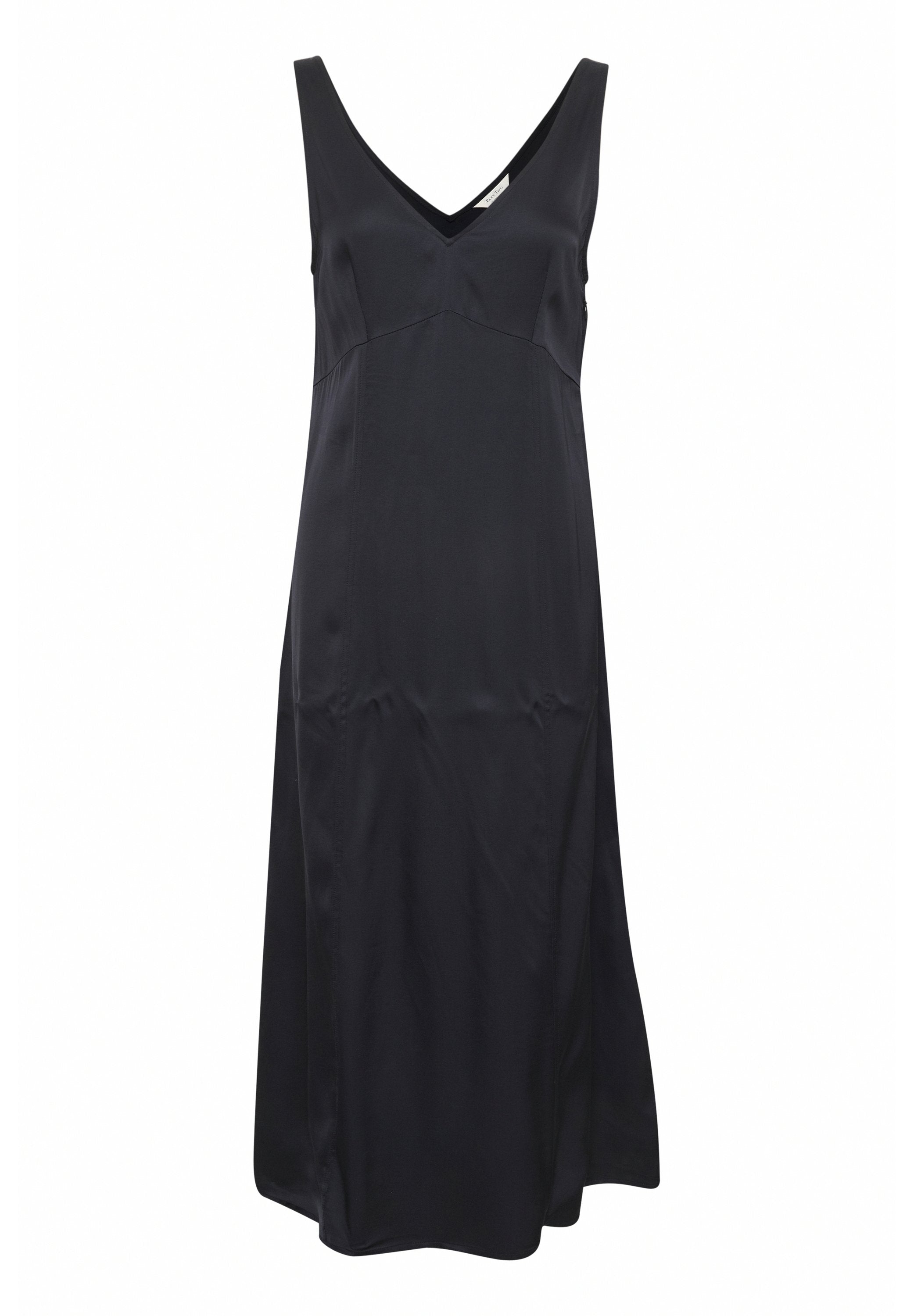 Schwarzes, ärmelloses Midi-Kleid aus Satin mit V-Ausschnitt und enganliegendem Oberteil, lockerer, fließender Rock, präsentiert auf weißem Hintergrund.