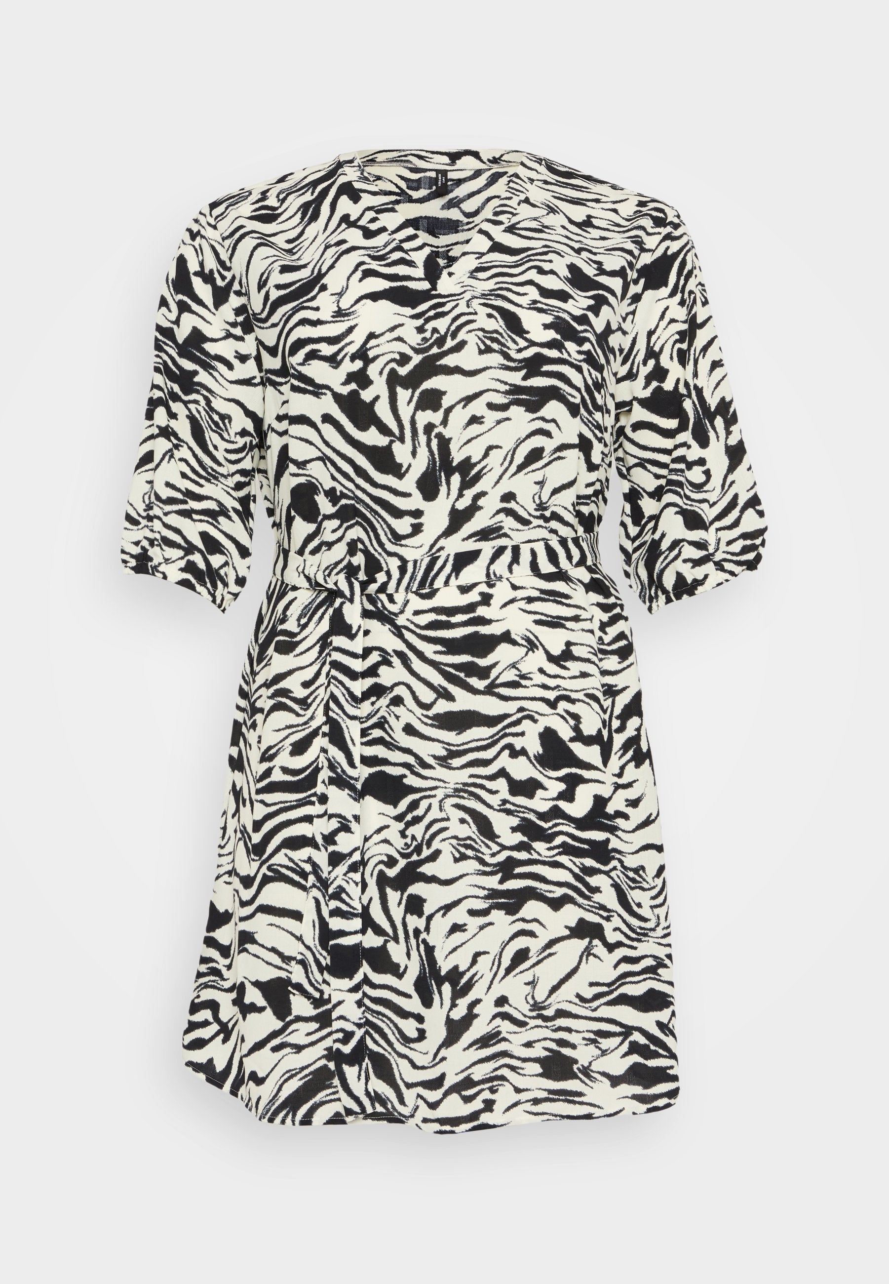Schwarz-weiße, zebraartige gemusterte Kleid mit kurzen Ärmeln, einem V-Ausschnitt und einer gebundenen Taillendetail, gefertigt aus strukturiertem Stoff.