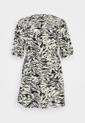 Schwarz-weiße, zebraartige gemusterte Kleid mit kurzen Ärmeln, einem V-Ausschnitt und einer gebundenen Taillendetail, gefertigt aus strukturiertem Stoff.