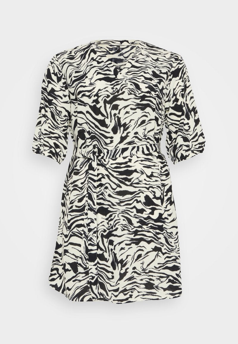 Schwarz-weiße, zebraartige gemusterte Kleid mit kurzen Ärmeln, einem V-Ausschnitt und einer gebundenen Taillendetail, gefertigt aus strukturiertem Stoff.