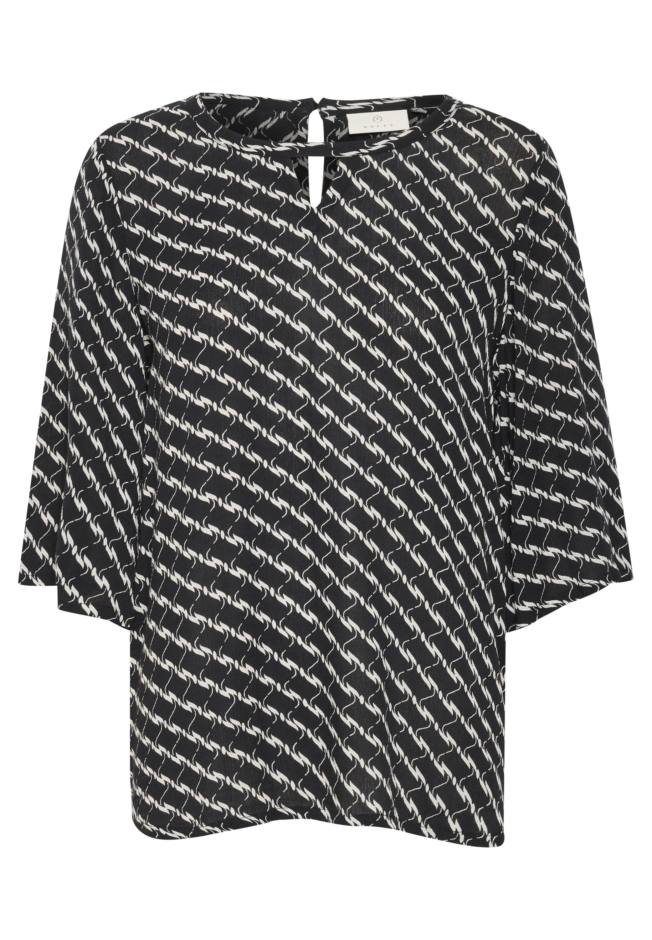 Schwarze Bluse mit weißem abstraktem Muster, Schlüsselloch-Ausschnitt, lockere Passform und drei Viertel-Ärmel. Leichter Stoff mit weicher Textur.