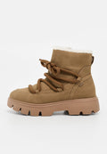 Beiger Wildleder-Winterstiefel mit dicker Gummisohle, großen braunen Schnürsenkeln, die um den Knöchel gewickelt sind, und weißem Fleece-Futter oben.