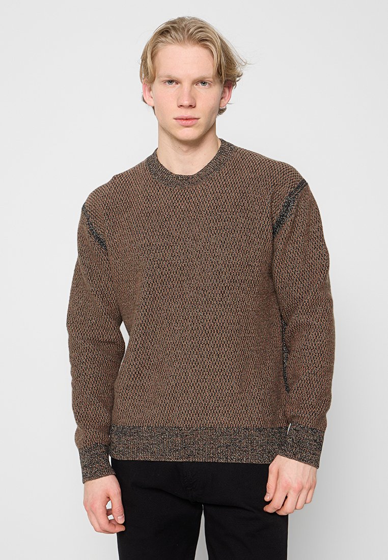 Brauner strukturierter Pullover mit Rundhalsausschnitt und langen Ärmeln. Verfügt über ein gestricktes Muster und einen kontrastierenden, gerippten Saum.