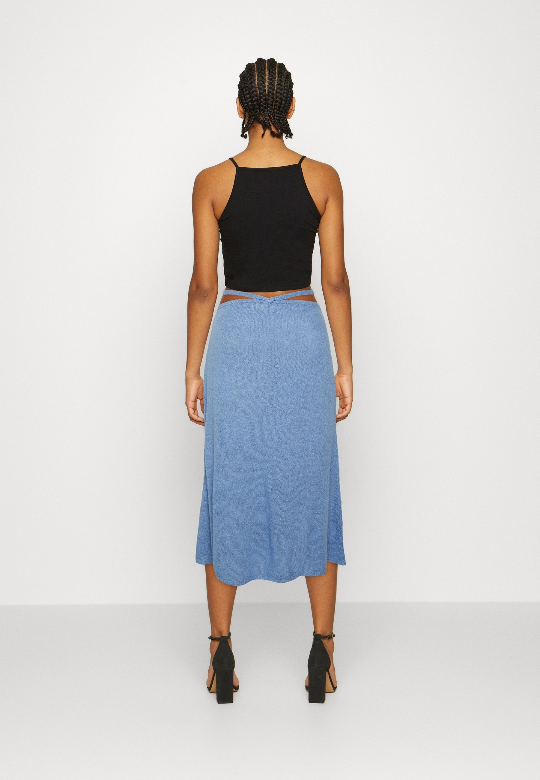 NA-KD ROMEE STRIJD DETAILED SKIRT