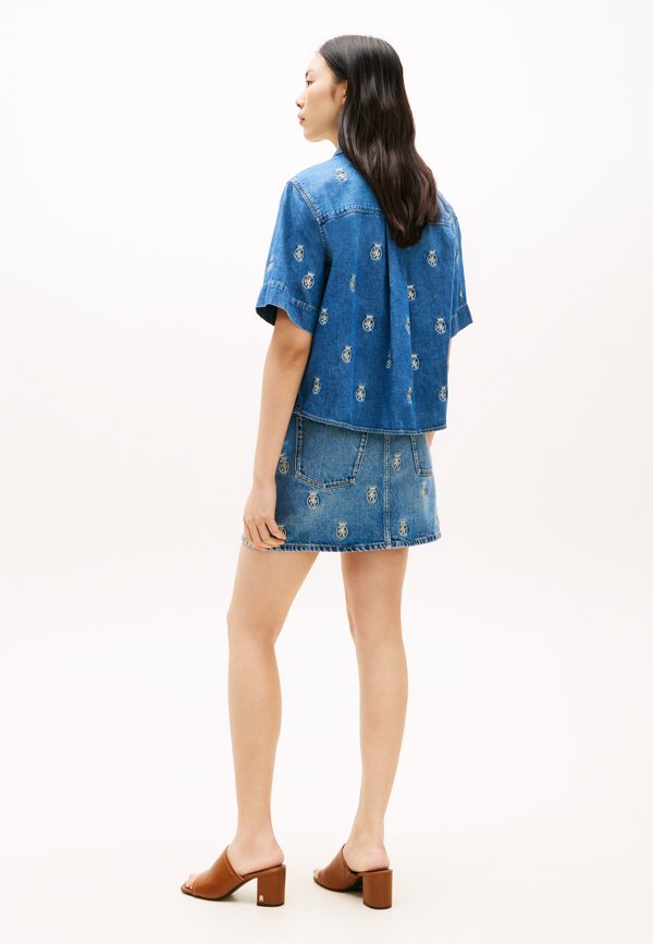 Tommy Hilfiger RELAXED FIT CREST EMBROIDERY DENIM SHIRT