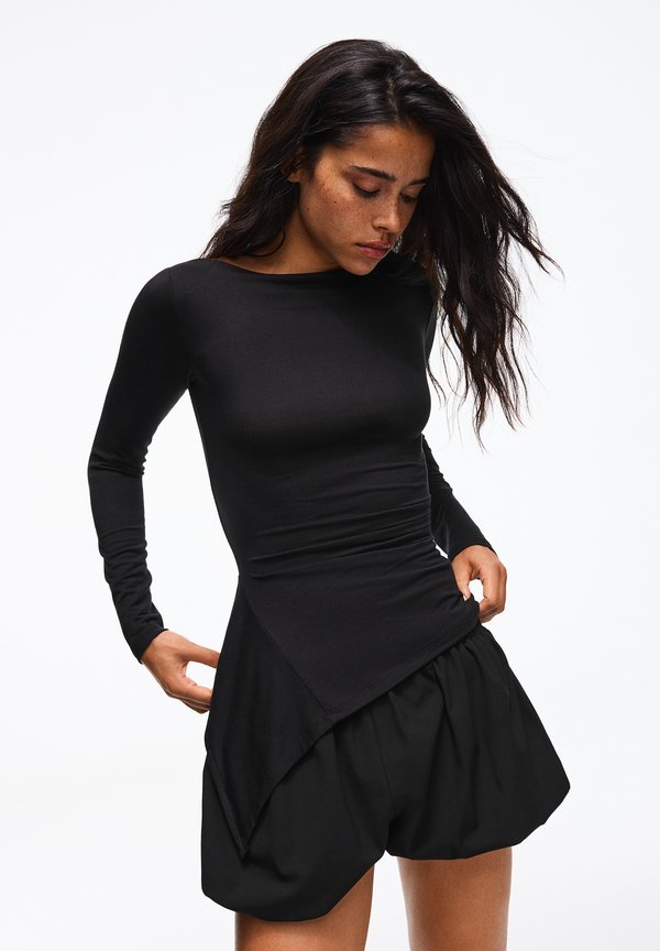 Bershka ASYMMETRIC GATHERED LONG SLEEVE - T-SHIRT - Long sleeved top - black