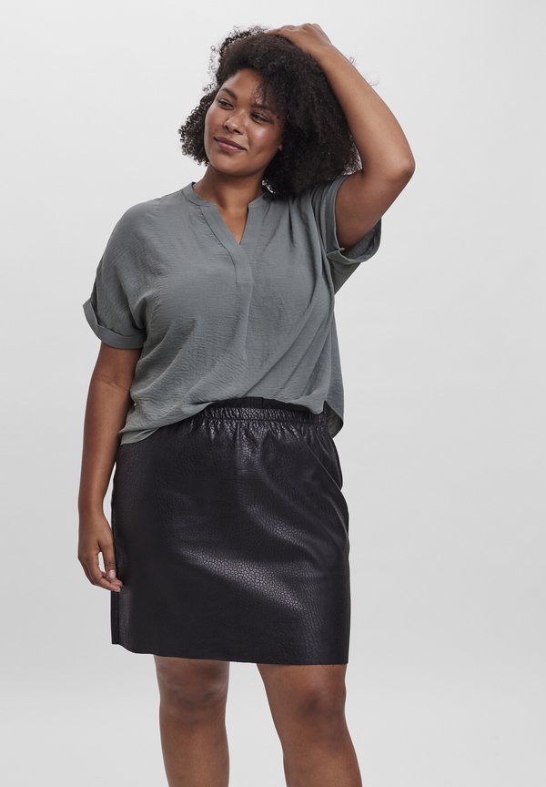 Vero Moda Curve MIT KURZEN ÄRMELN V-AUSSCHNITT - Blouse - mottled green  mottled light green