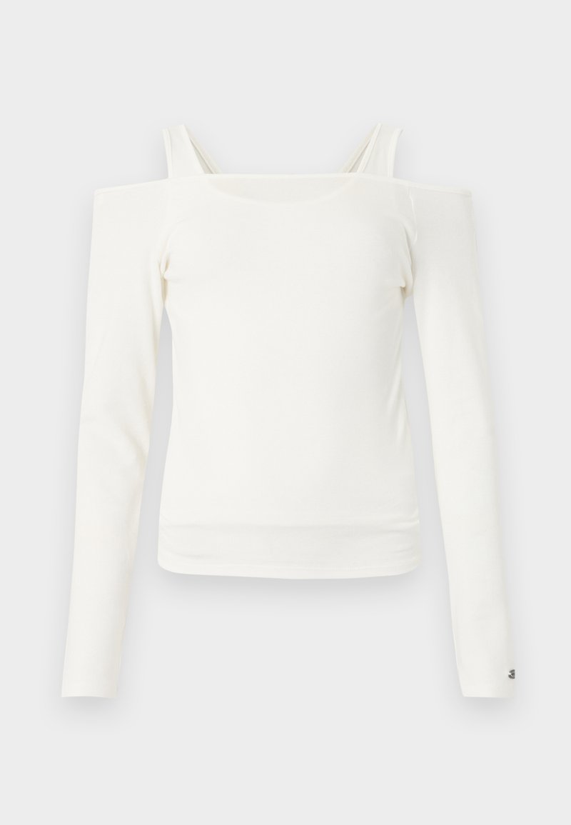 Weißes langärmliges Cold-Shoulder-Oberteil mit dünnen Trägern und geradem Ausschnitt, vor hellem Hintergrund dargestellt.