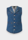Denimweste mit kragen, fünf Knöpfen und zwei Vordertaschen. Mit kontrastierendem orangefarbenem Nähen auf blauem Stoff.