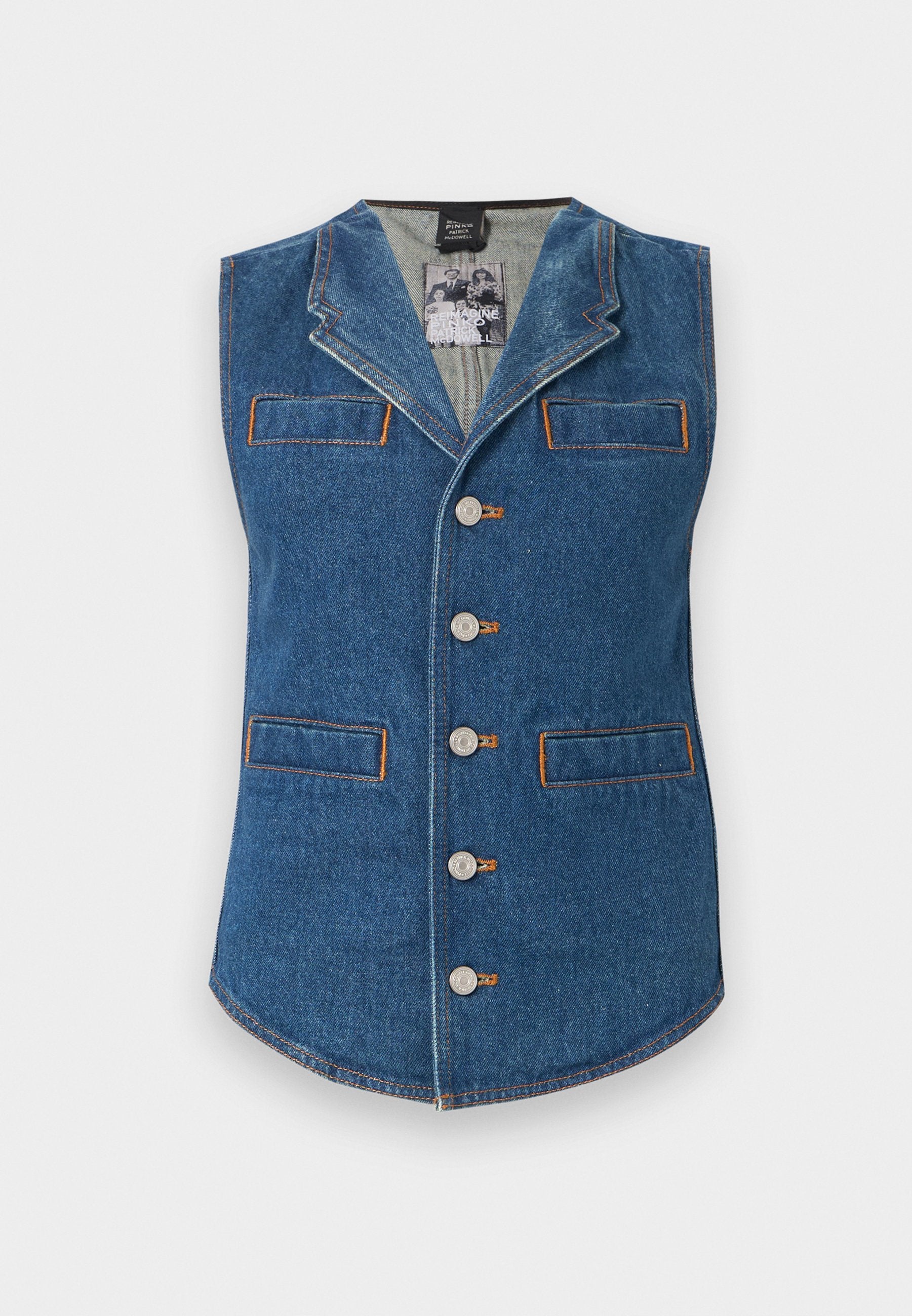 Denimweste mit kragen, fünf Knöpfen und zwei Vordertaschen. Mit kontrastierendem orangefarbenem Nähen auf blauem Stoff.