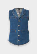 Denimweste mit kragen, fünf Knöpfen und zwei Vordertaschen. Mit kontrastierendem orangefarbenem Nähen auf blauem Stoff.