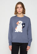 Pullover aus weichem blauen Strick mit langen Ärmeln. Mit einem Hundegrafik in Weiß, Braun und Schwarz, begleitet von einem blauen Schild und einem weißen Stern.