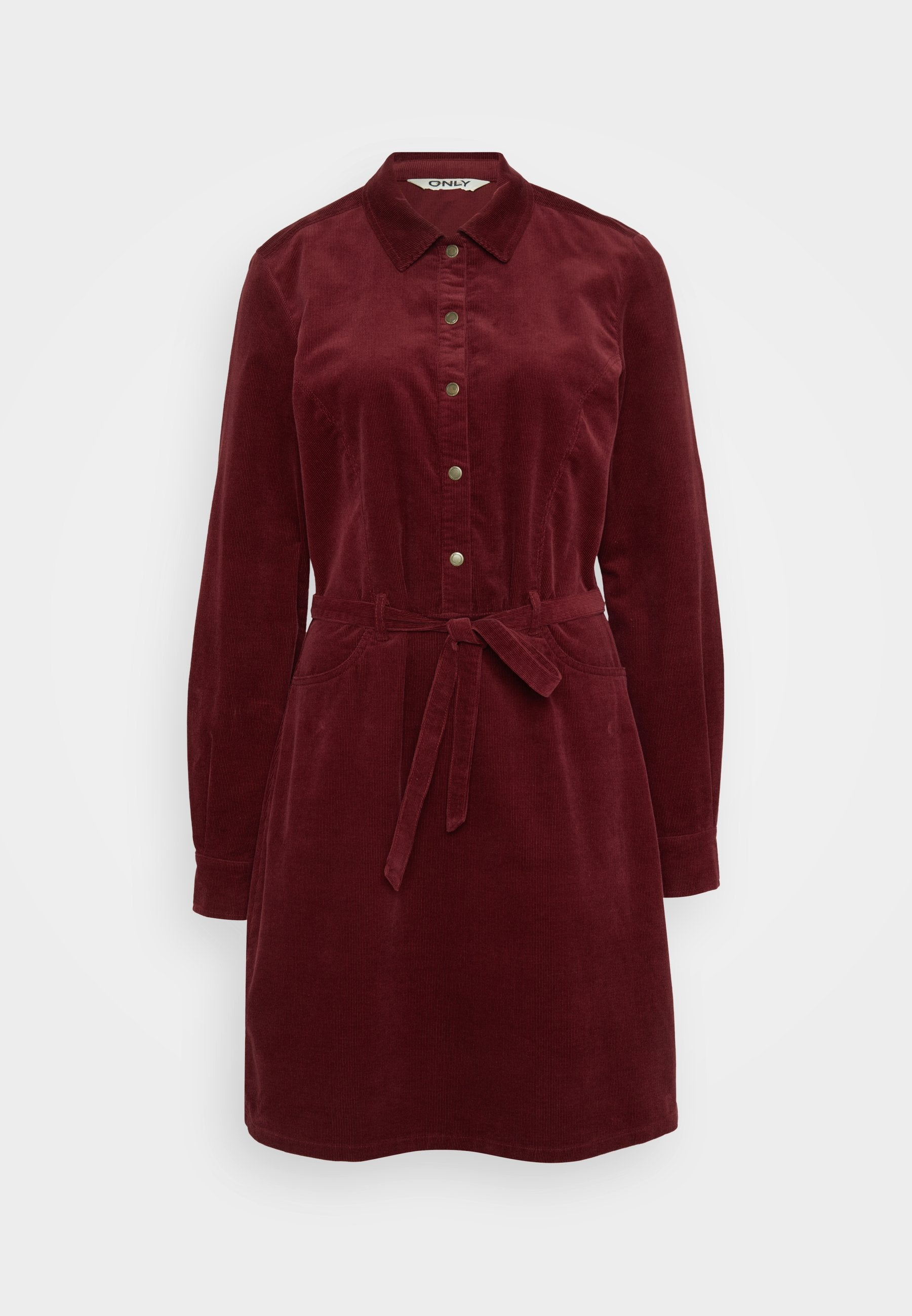 Kord Hemdkleid in tiefrot, mit Kragen, frontalen Knöpfen, langen Ärmeln, einem Taillengürtel und zwei Seitentaschen. Weiche Textur.