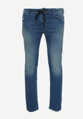Dunkelblaue Jeans aus Denim, mit einem Tunnelzug in der Taille, geradem Bein, dezentem Verblassen und kontrastierenden Nähten an den Säumen.