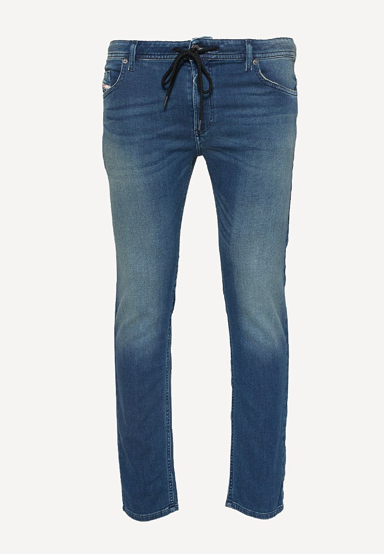 Dunkelblaue Jeans aus Denim, mit einem Tunnelzug in der Taille, geradem Bein, dezentem Verblassen und kontrastierenden Nähten an den Säumen.