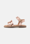 Rosenvergoldete metallische Sandalen mit zwei verstellbaren Riemen, einer gepolsterten Fußbett und einer flachen Gummisohle. Strukturierte Akzente an den Riemen.