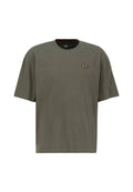 Olivgrünes T-Shirt mit kurzen Ärmeln aus Baumwolle, mit einem Rundhalsausschnitt und einem kleinen, goldenen, gestickten Logo auf der linken Brust.