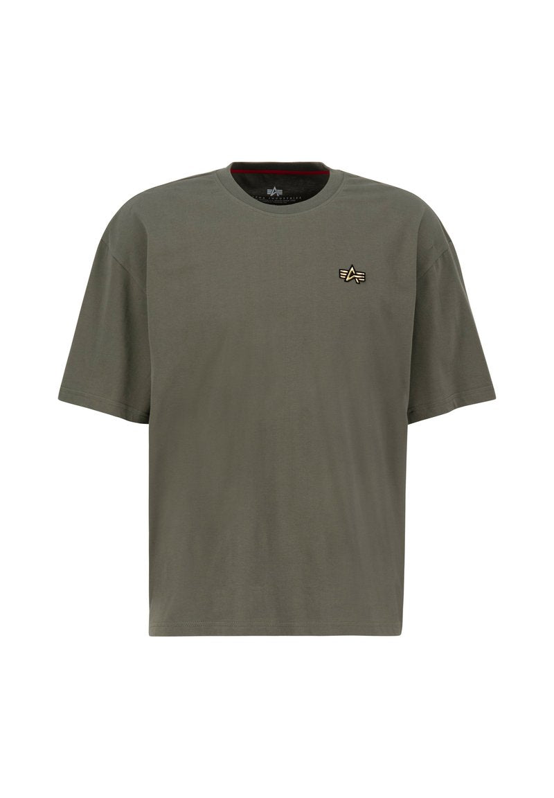 Olivgrünes T-Shirt mit kurzen Ärmeln aus Baumwolle, mit einem Rundhalsausschnitt und einem kleinen, goldenen, gestickten Logo auf der linken Brust.