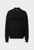 Schwarzes langärmliges Polohemd mit geripptem Kragen, das ein auffälliges, strukturiertes "HUGO"-Logo auf der Vorderseite zeigt. Weiches Material, entspannte Passform.