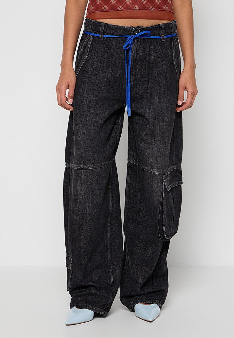 Schwarze, weit geschnittene Cargo-Jeans mit blauem Kordelzug am Bund, Seitentaschen, kombiniert mit hellblauen, spitzen High Heels und einem kurz geschnittenen roten Top mit Muster.