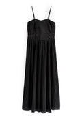 Schwarzes, plissiertes Kleid mit einem taillierten Oberteil und dünnen verstellbaren Trägern. Hergestellt aus strukturiertem Stoff, der bis zur Mitte der Waden reicht. Keine Muster oder Verzierungen.
