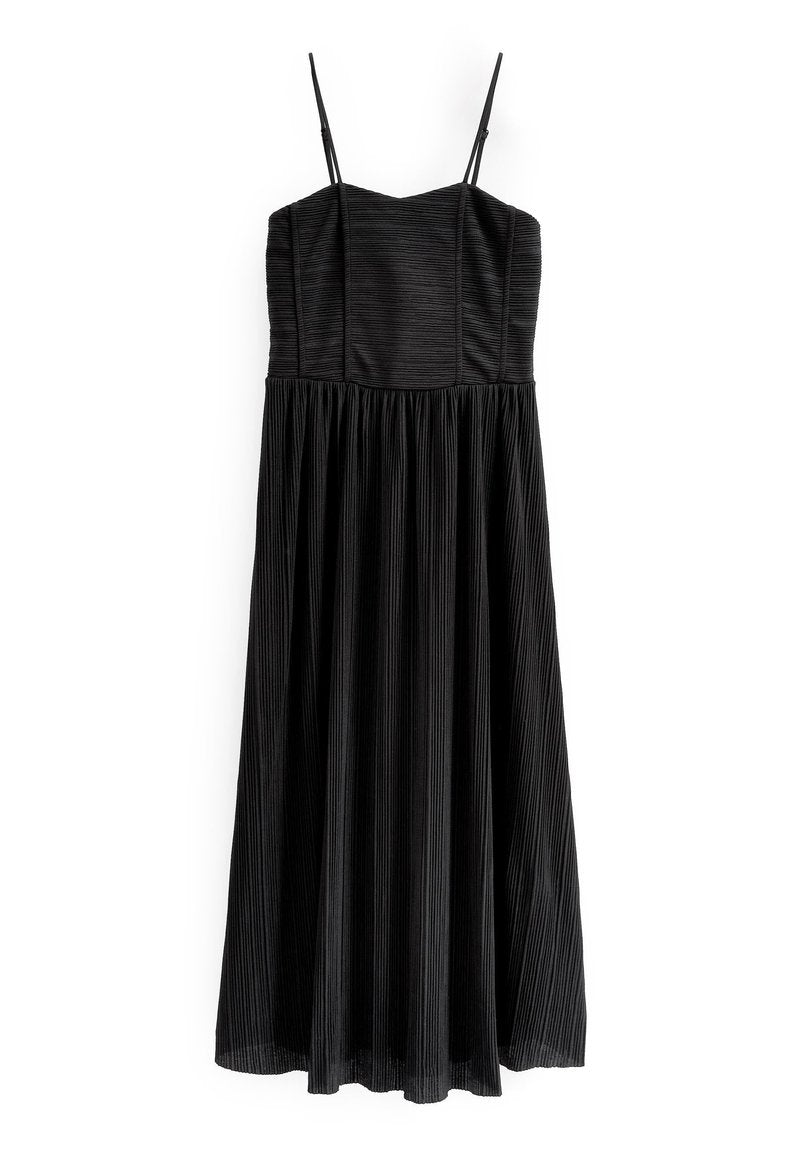 Schwarzes, plissiertes Kleid mit einem taillierten Oberteil und dünnen verstellbaren Trägern. Hergestellt aus strukturiertem Stoff, der bis zur Mitte der Waden reicht. Keine Muster oder Verzierungen.