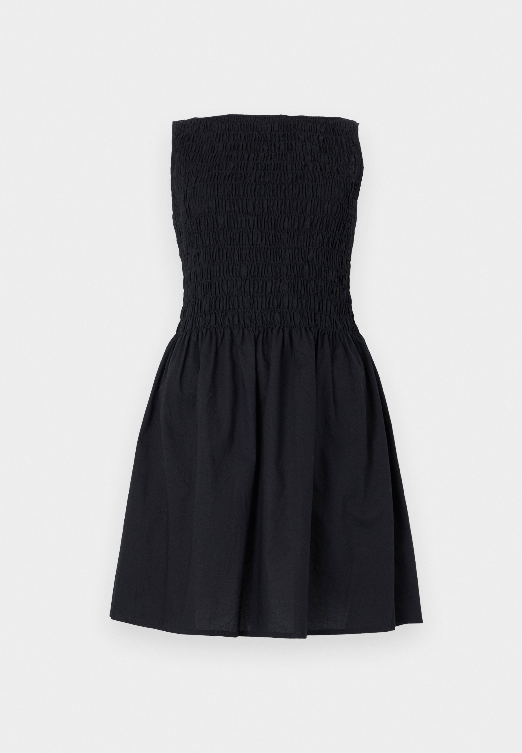 Schwarzes trägerloses Kleid mit gerafftem Oberteil und ausgestelltem Rock, knielang, flach auf weißem Hintergrund präsentiert.
