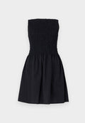 Schwarzes trägerloses Kleid mit gerafftem Oberteil und ausgestelltem Rock, knielang, flach auf weißem Hintergrund präsentiert.