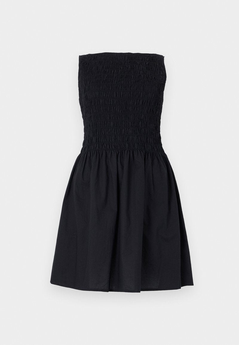 Schwarzes trägerloses Kleid mit gerafftem Oberteil und ausgestelltem Rock, knielang, flach auf weißem Hintergrund präsentiert.