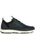 Schwarze Leder-Sneaker mit Mesh-Einsätzen, runder Zehenform und weißer Gummisohle. Verfügt über ein schnürbares Design und eine Zuglasche an der Ferse.