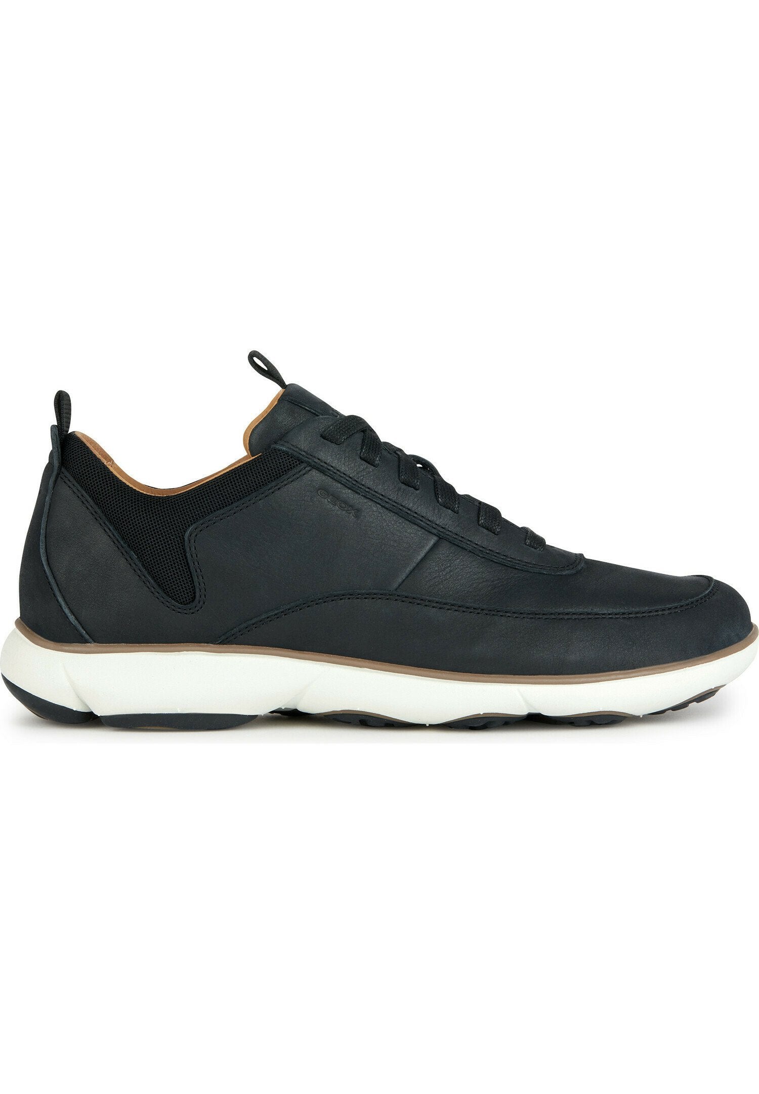 Schwarze Leder-Sneaker mit Mesh-Einsätzen, runder Zehenform und weißer Gummisohle. Verfügt über ein schnürbares Design und eine Zuglasche an der Ferse.