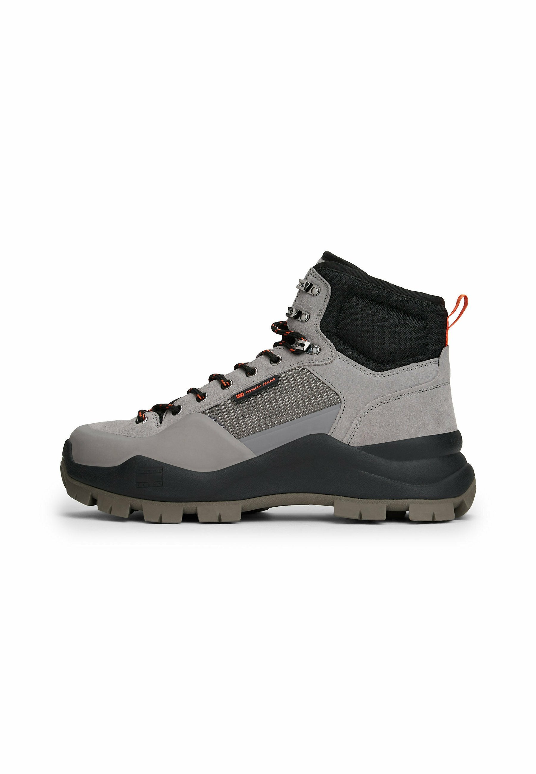 Wanderstiefel mit hohem Schaft aus grauem Wildleder und Mesh, ausgestattet mit einem schwarzen, gepolsterten Kragen, orangefarbenen Akzenten und einer robusten schwarzen Gummisohle mit Profilstollen.