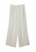 Weite Hosen aus leichter cremefarbener Stoff, mit hellblauen vertikalen Streifen, gefälteltem Design und hoher Taille mit Gürtelschlaufen.