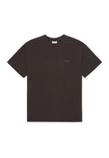 Dunkelbraunes Baumwoll-T-Shirt mit kurzen Ärmeln, Rundhalsausschnitt und kleinem "LES DEUX" Logo in kontrastierender Farbe auf der linken Brust.