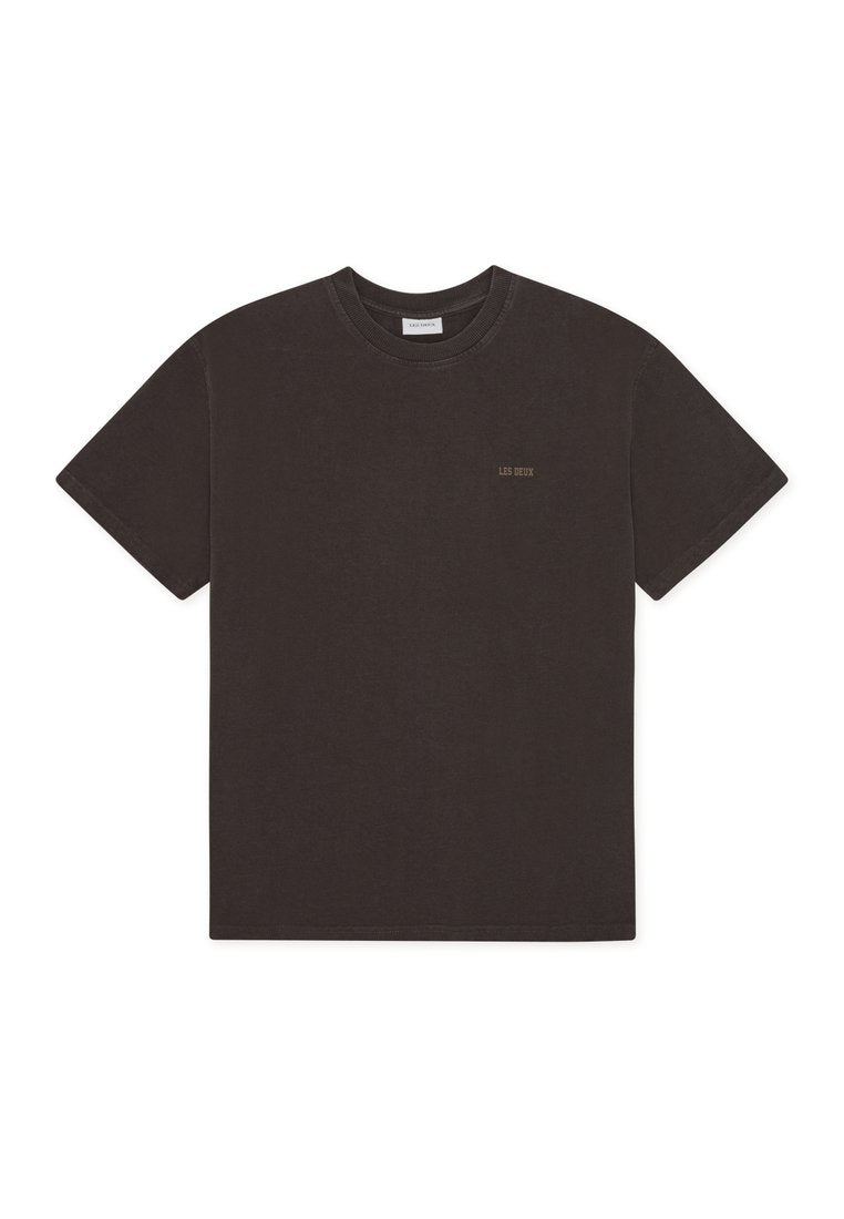 Dunkelbraunes Baumwoll-T-Shirt mit kurzen Ärmeln, Rundhalsausschnitt und kleinem "LES DEUX" Logo in kontrastierender Farbe auf der linken Brust.