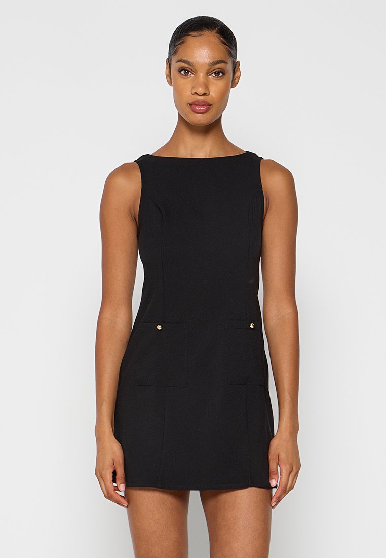 Schwarzes ärmelloses Kleid, taillierte Passform, mit zwei frontalen Taschen und goldenen Hardware-Details, aus glattem Stoff gefertigt.