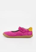 Rosa Wildleder-Mary-Jane-Schuh für Kinder mit gelbem Fersenpolster, verstellbarem Klettverschluss und hellbrauter Gummisohle, Seitenansicht.