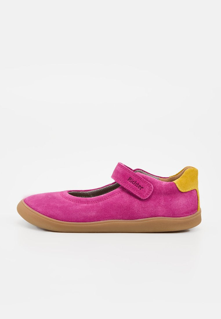 Rosa Wildleder-Mary-Jane-Schuh für Kinder mit gelbem Fersenpolster, verstellbarem Klettverschluss und hellbrauter Gummisohle, Seitenansicht.