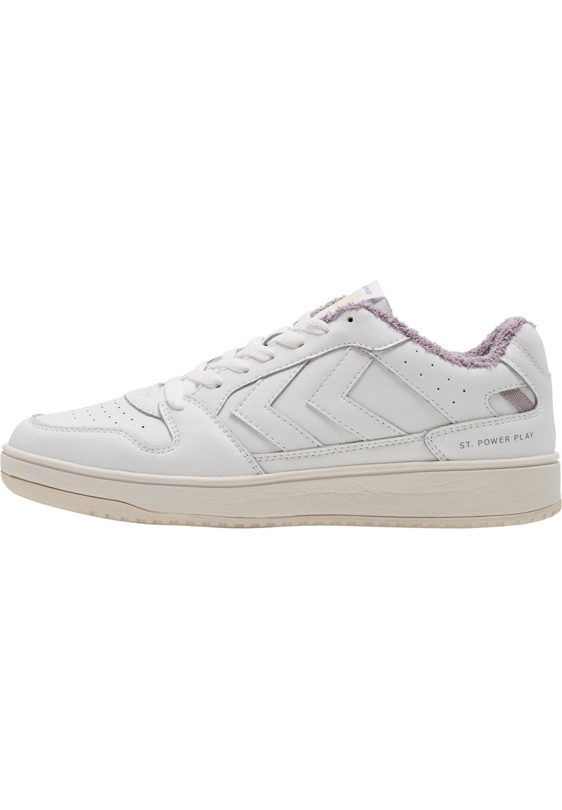 Elegante weiße Sneakers mit einem glatten Lederobermaterial, strukturierten Akzenten und einer stützenden Sohle. Mit lila Stoffbesatz und kontrastierender Markenkennzeichnung.