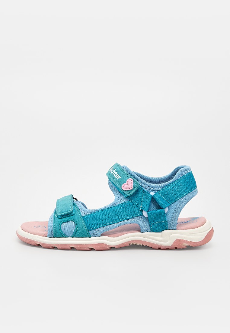 Blaue und pinkfarbene offene Kindersandale mit verstellbaren Klettverschlüssen und herzförmigen Details vor weißem Hintergrund.