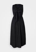 Schwarzes ärmelloses Kleid mit V-Ausschnitt, einer Schleifen-Detail vorne und einem fließenden, gerafften Rock. Hergestellt aus leichtem Stoff.