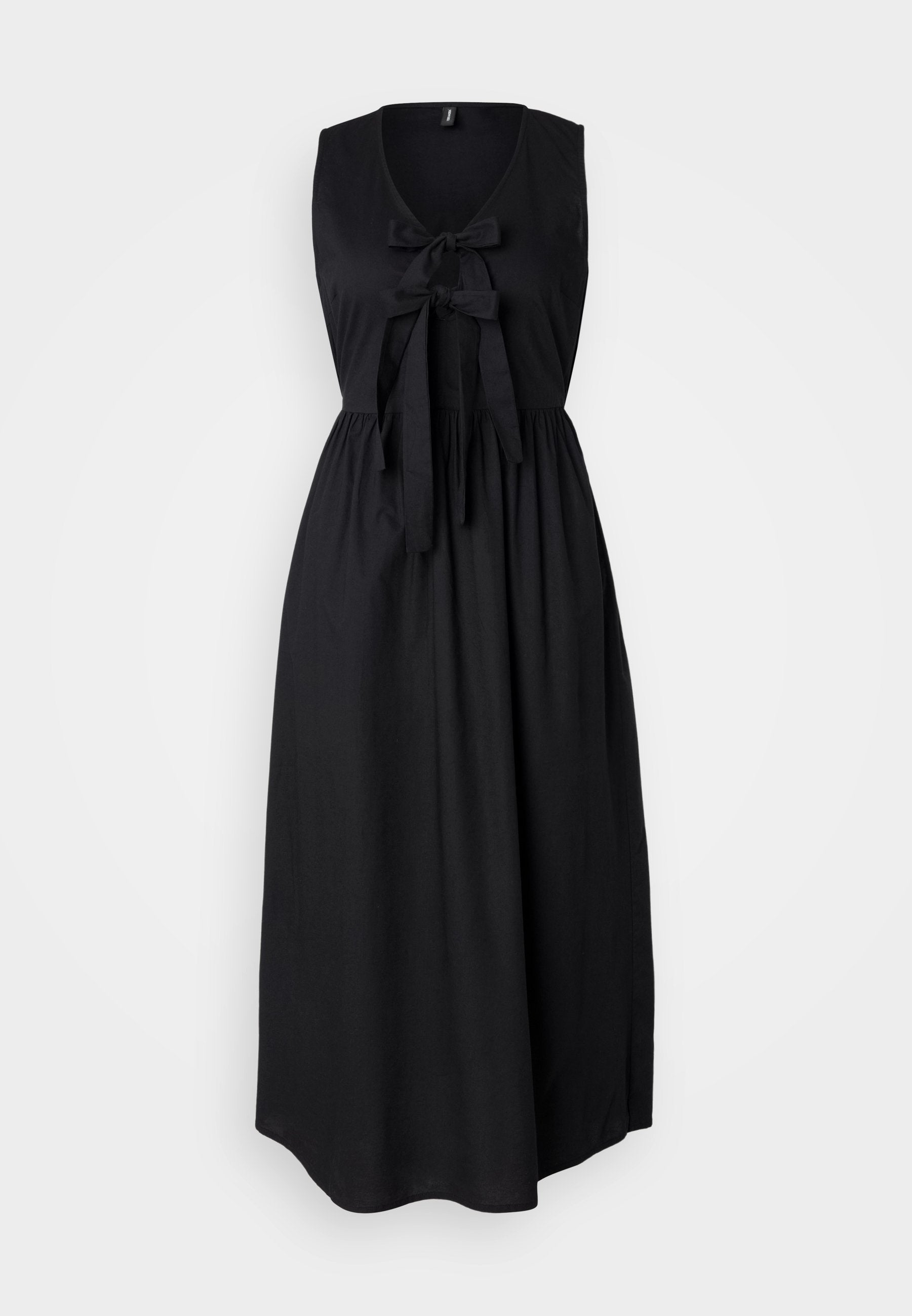 Schwarzes ärmelloses Kleid mit V-Ausschnitt, einer Schleifen-Detail vorne und einem fließenden, gerafften Rock. Hergestellt aus leichtem Stoff.