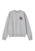 Grauer Kapuzenpullover mit geripptem Rundhalsausschnitt, langen Ärmeln und einem weinroten Logo auf der linken Brust. Hergestellt aus weichem, strukturiertem Material.