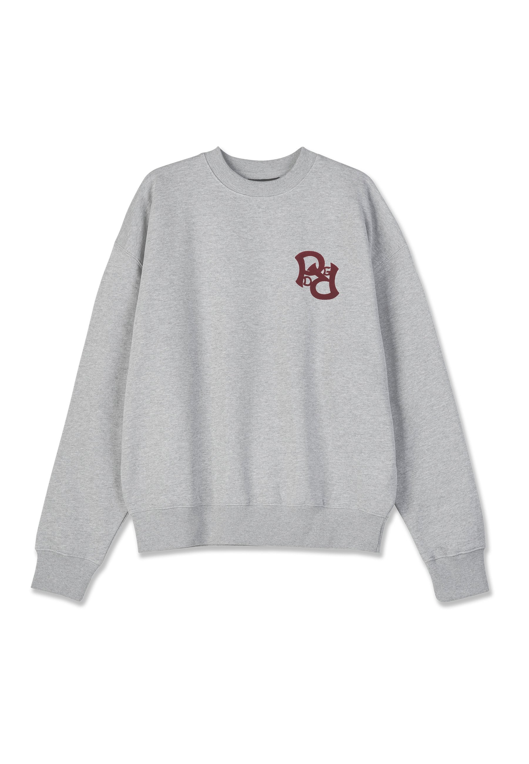 Grauer Kapuzenpullover mit geripptem Rundhalsausschnitt, langen Ärmeln und einem weinroten Logo auf der linken Brust. Hergestellt aus weichem, strukturiertem Material.