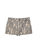 Graue Denim-Shorts mit einem beigen Camouflage-Muster. Sie verfügen über einen Knopfverschluss, zwei Fronttaschen und einen ausgefransten Saum.