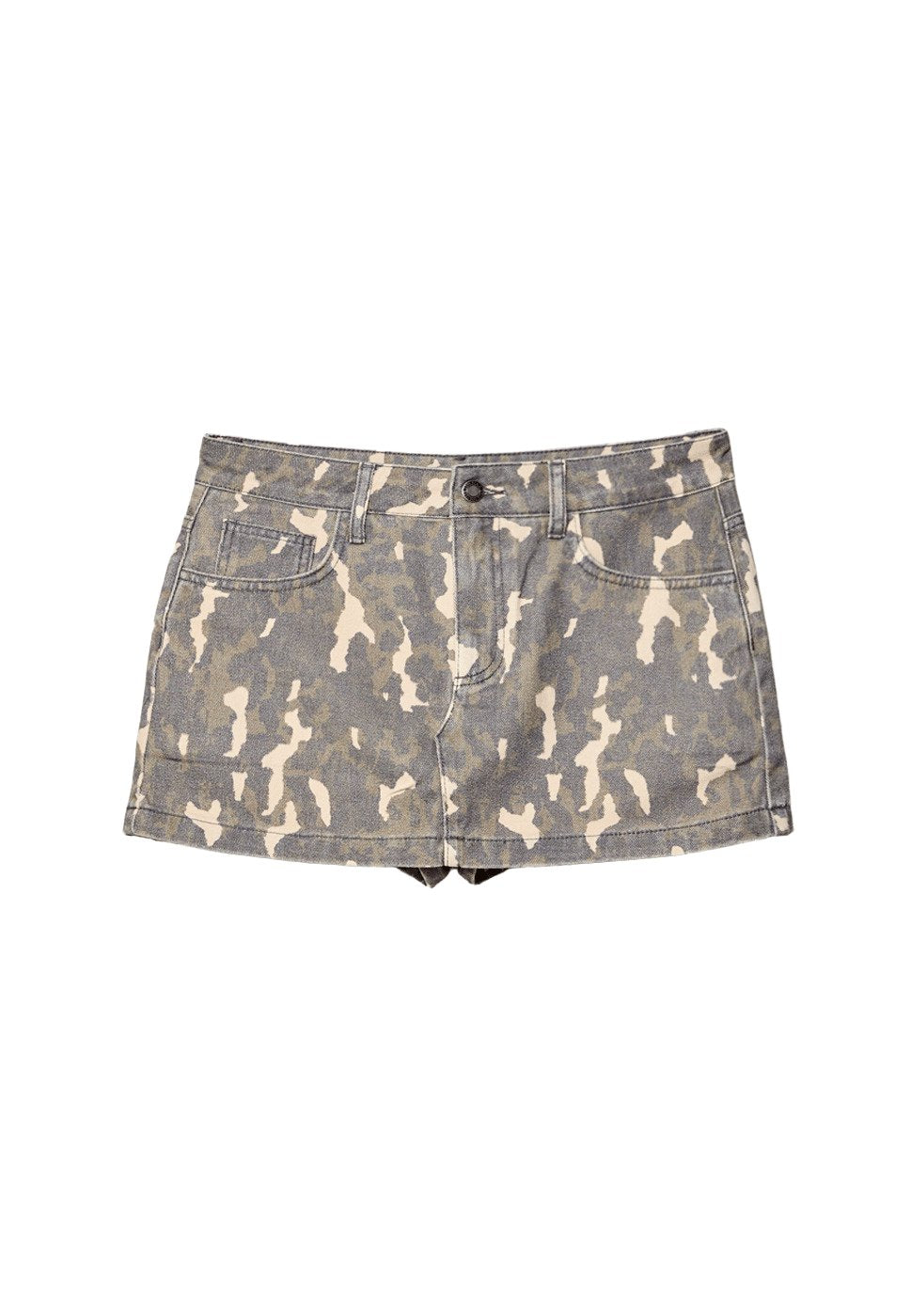Graue Denim-Shorts mit einem beigen Camouflage-Muster. Sie verfügen über einen Knopfverschluss, zwei Fronttaschen und einen ausgefransten Saum.