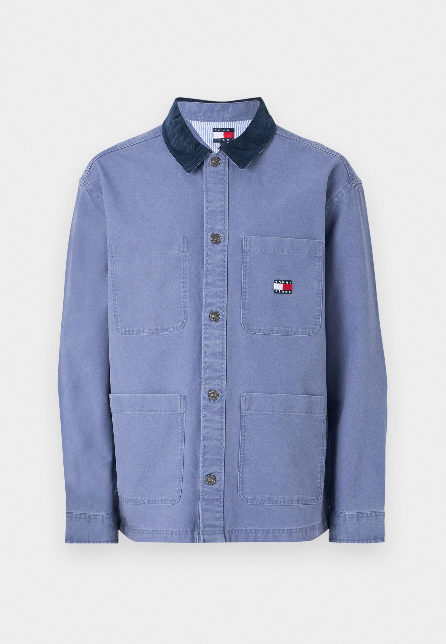 Hellblaues Jackett aus Baumwolle mit marineblauem Cordkragen. Verfügt über zwei vordere Taschen und ein kleines Logo auf der linken Brustseite.
