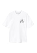 Weißes Baumwoll-T-Shirt mit einer schwarzen Drachen-Grafik und dem Schriftzug "AllSaints" auf der linken Brust. Kurze Ärmel und lockeres Design.